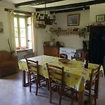 La Petite Maison Pont Blanchard, 펜션 Pléaux